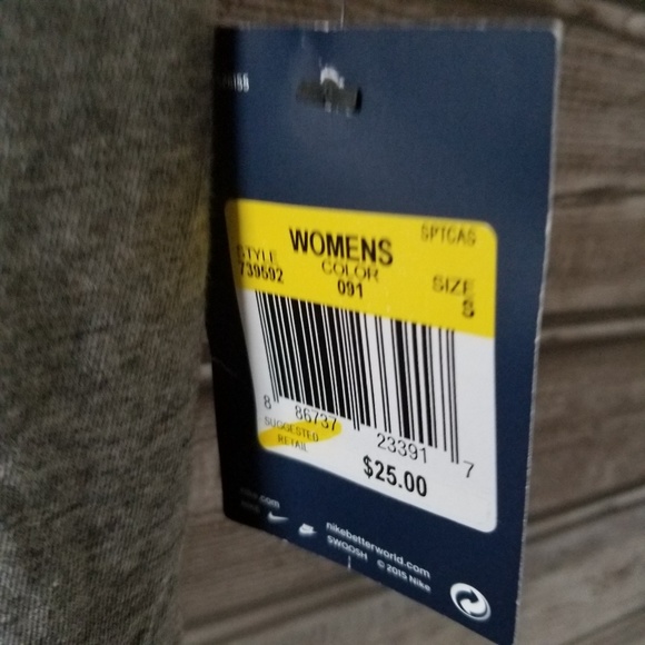 NWT Women's Nike Graphic Tee Size S - Picture 6 of 7